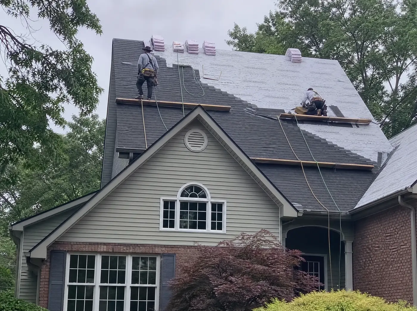 Steep two-storey subdivision roof being replaced in Battlefield MO